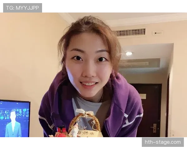 我晕，袁心玥的下班照比我新房还讲排场，完全分不清谁是明星谁是邻居